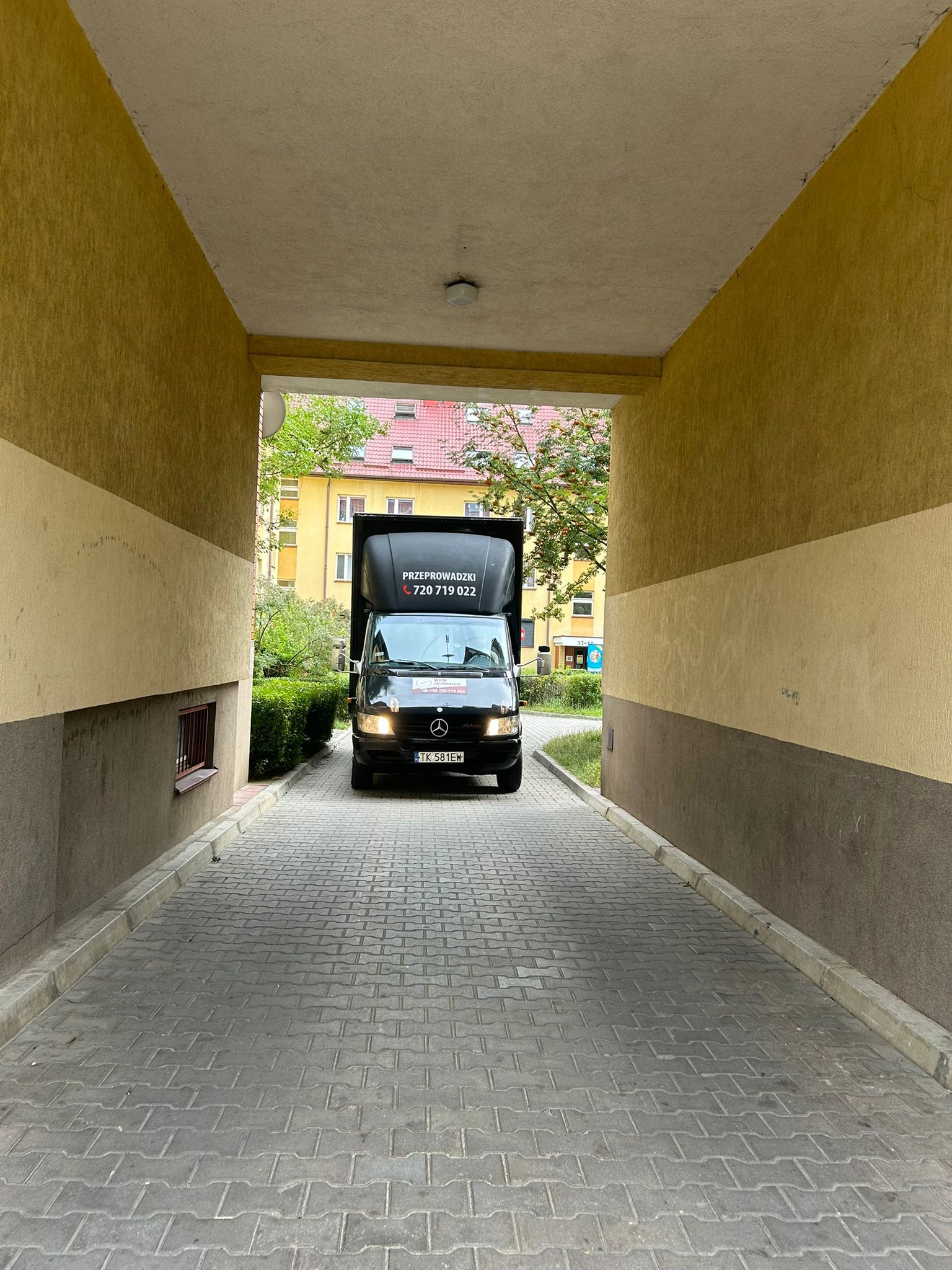 Zespół WHM Transport podczas przeprowadzki