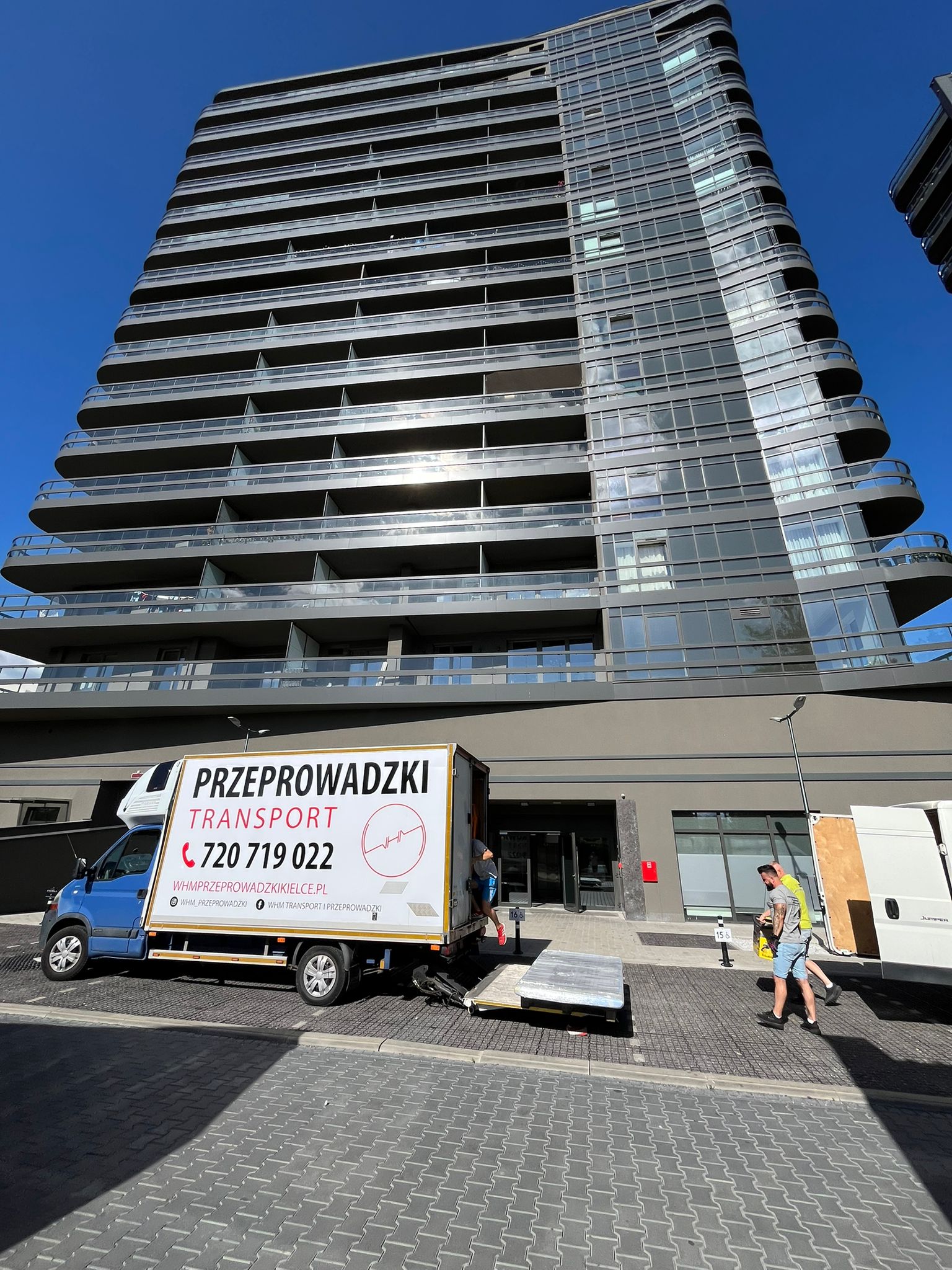 Zespół WHM Transport podczas montażu mebli - profesjonalne usługi montażowe w Kielcach
